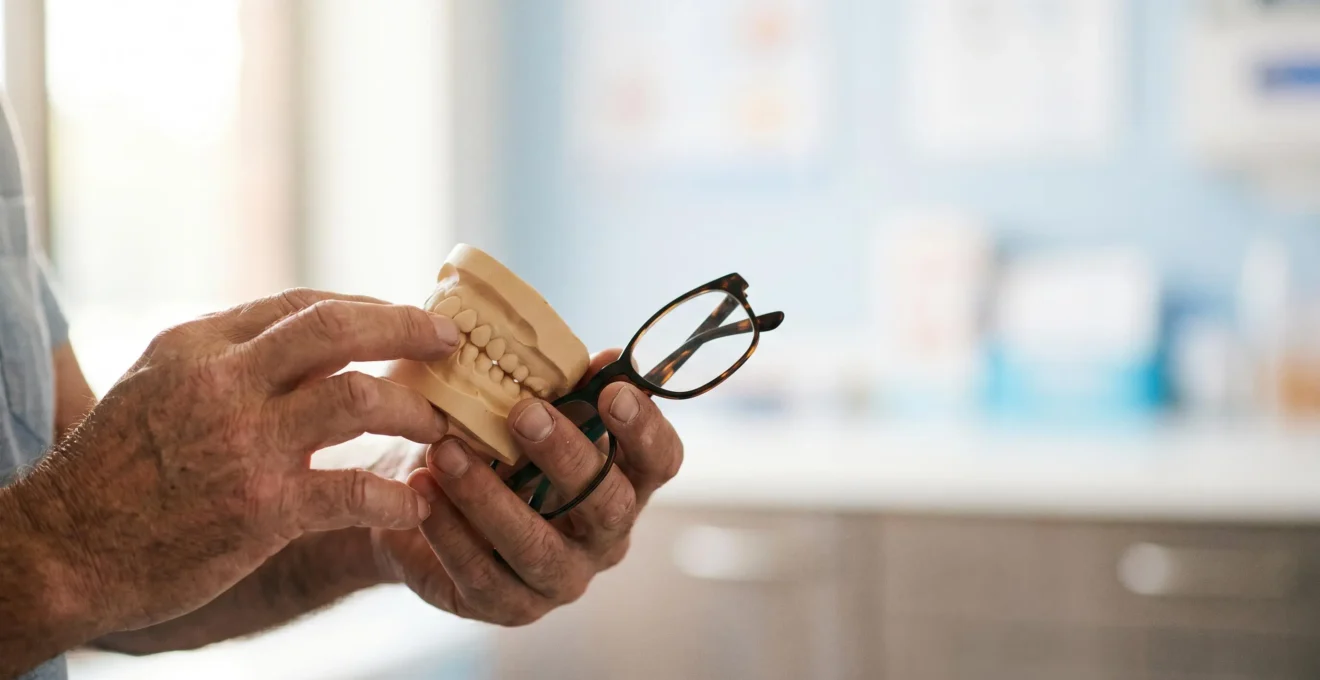 Illustration représentant l'accès aux soins optiques et dentaires sans reste à charge grâce au dispositif 100% Santé