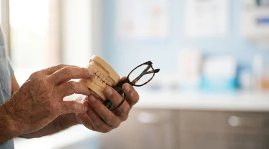 Illustration représentant l'accès aux soins optiques et dentaires sans reste à charge grâce au dispositif 100% Santé